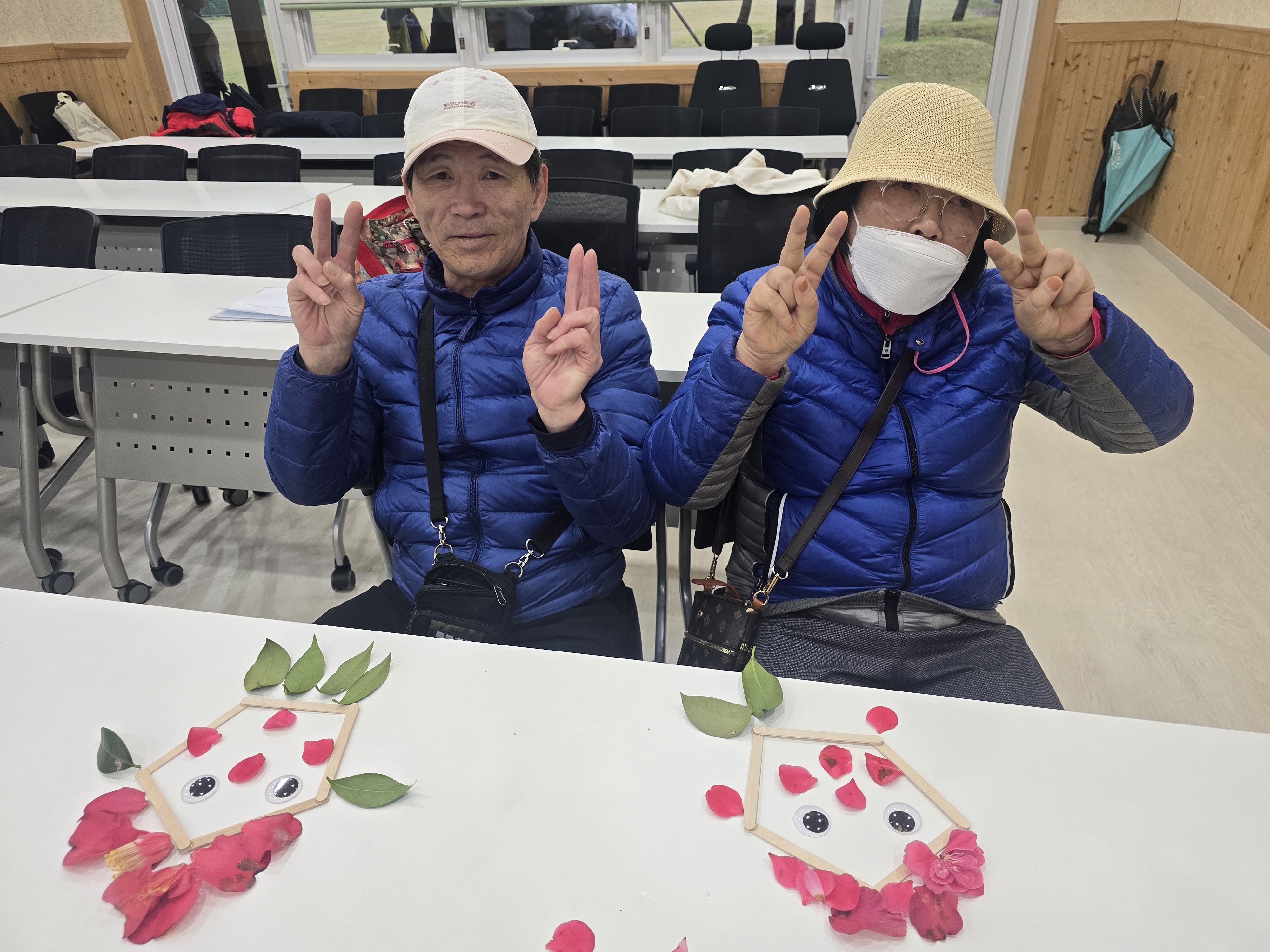 꽃잎과 나뭇잎으로 만든 얼굴입니다.