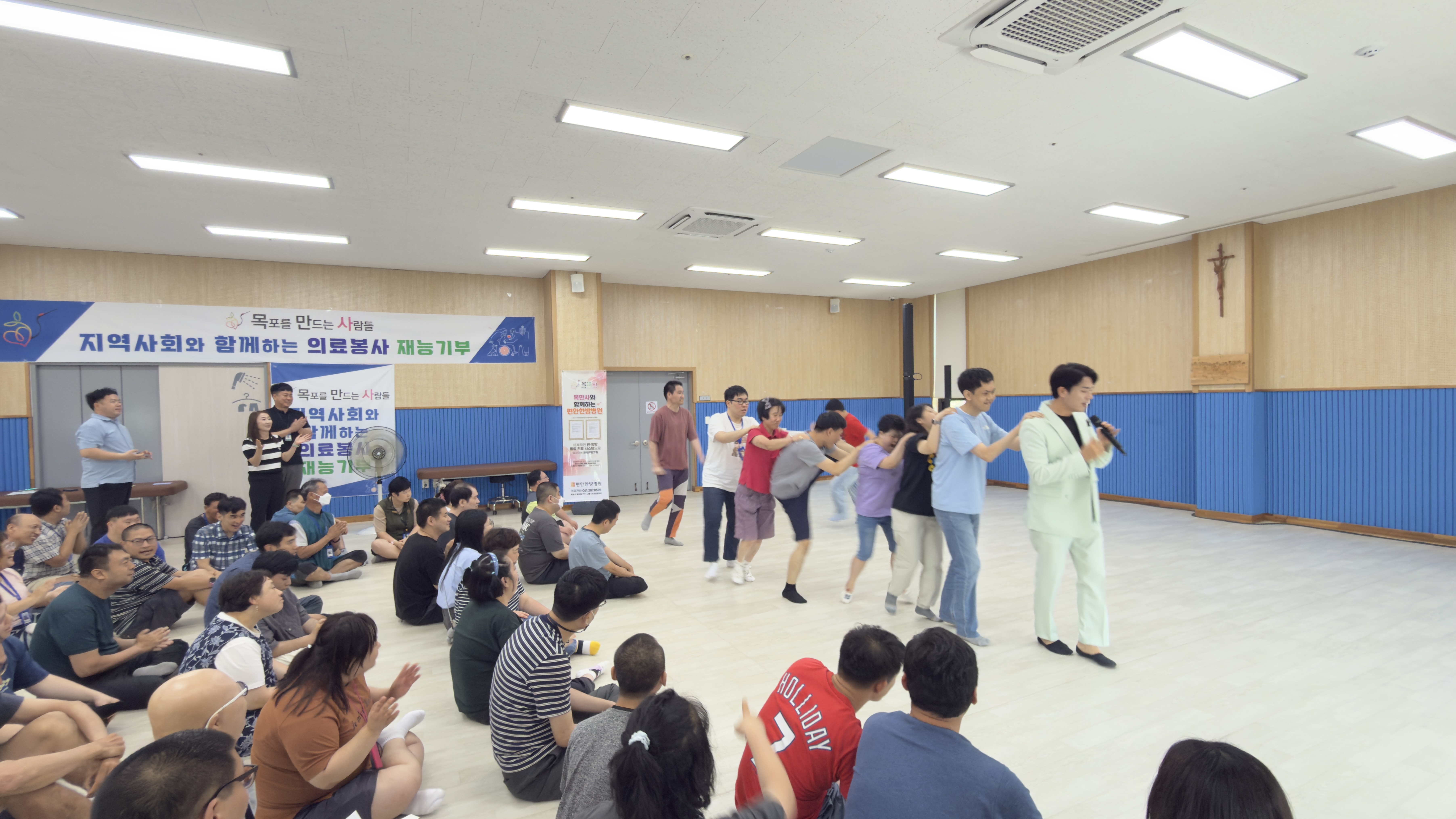노래를 부르고있는 고영준가수님 뒤로 기차놀이를 하는 모습입니다.