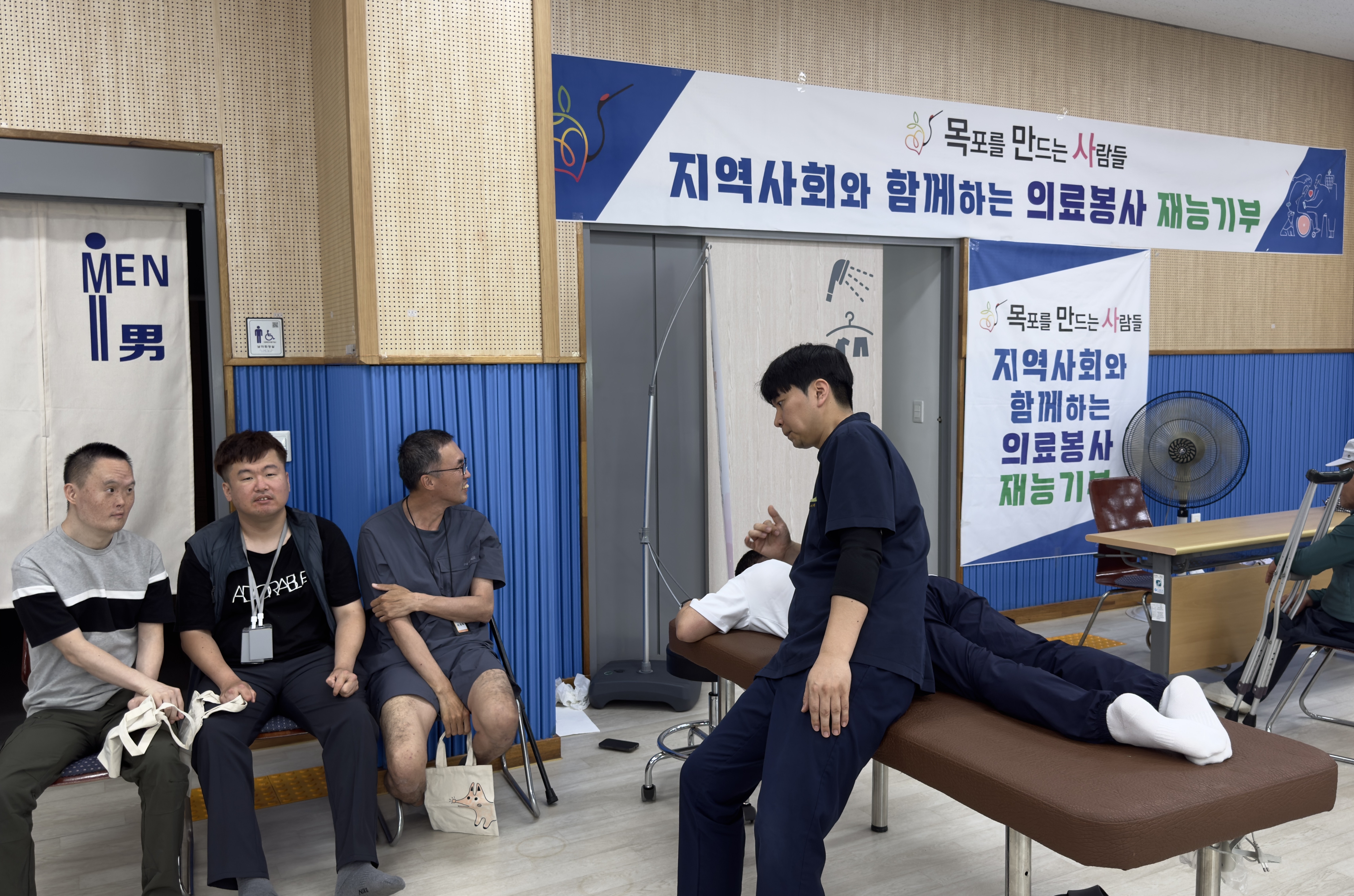 도수치료를 받고있는 이용인과 기다리고있는 이용인 사진입니다.