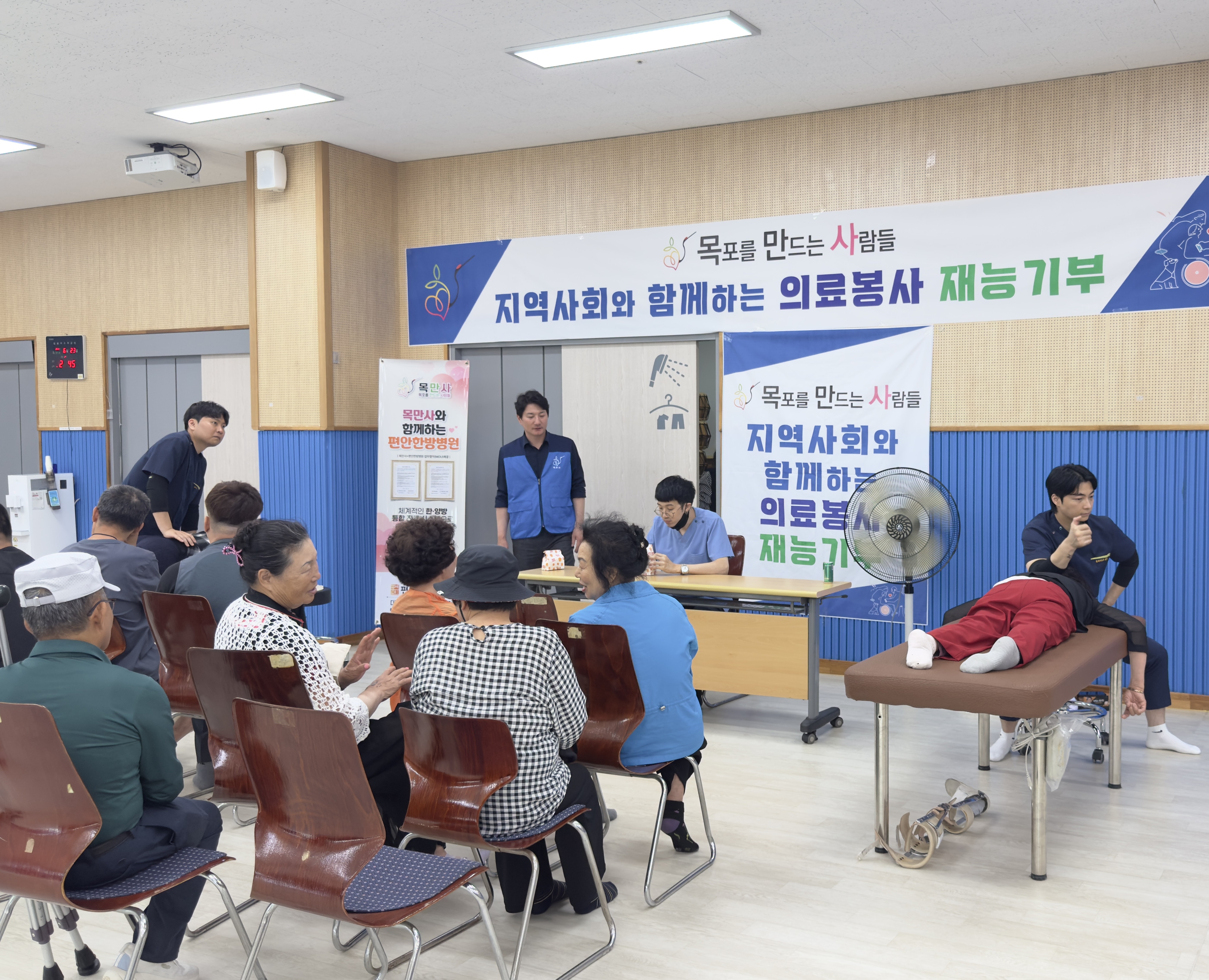 도수치료를 받고있는 이용인과 기다리고있는 이용인 사진입니다.