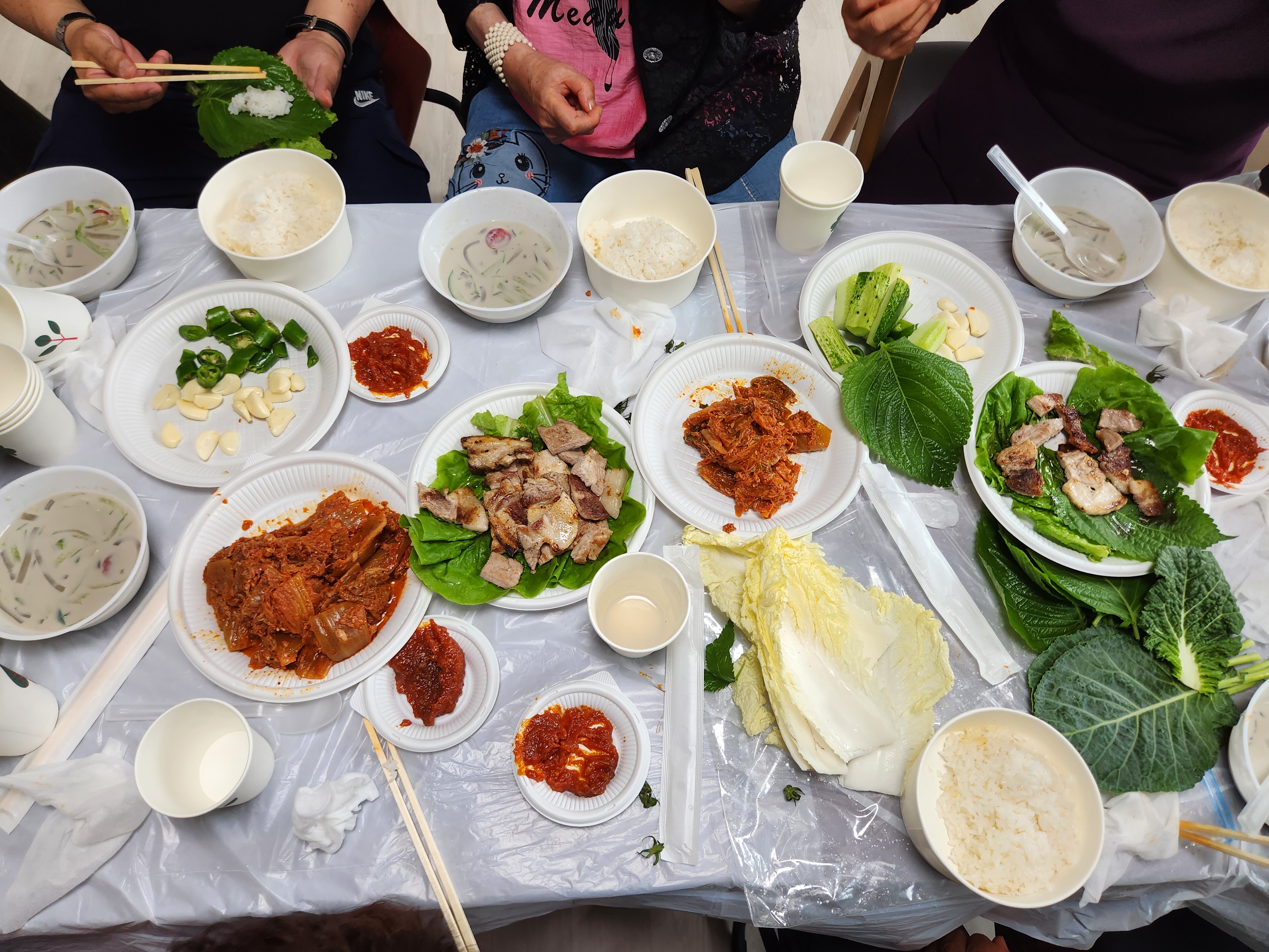 우양재단에서 제공해주신 야채와 고기를 구운 음식사진입니다. 