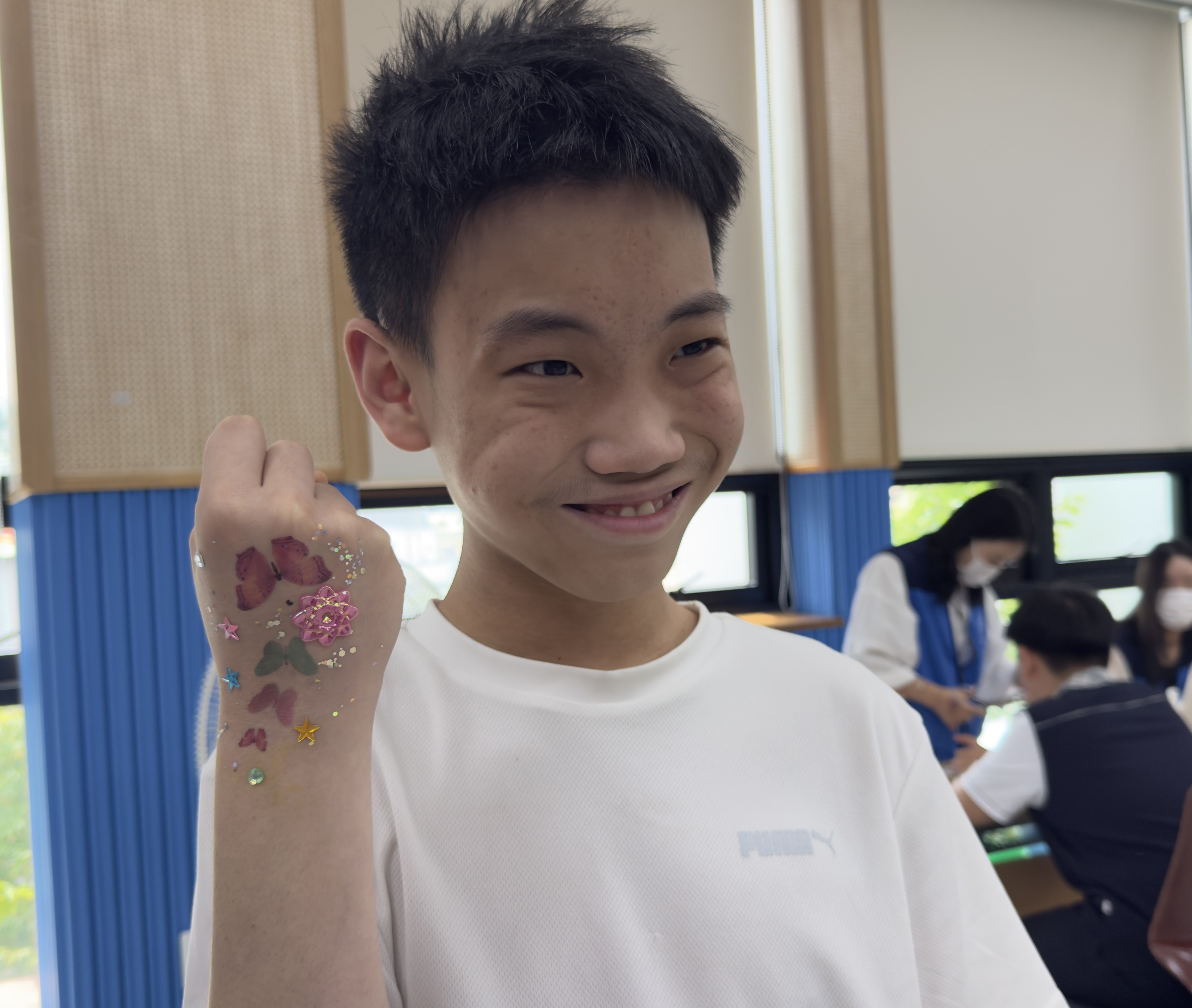 팔에 페이스페인팅을 하고 사진을 찍은 이용인 모습입니다.