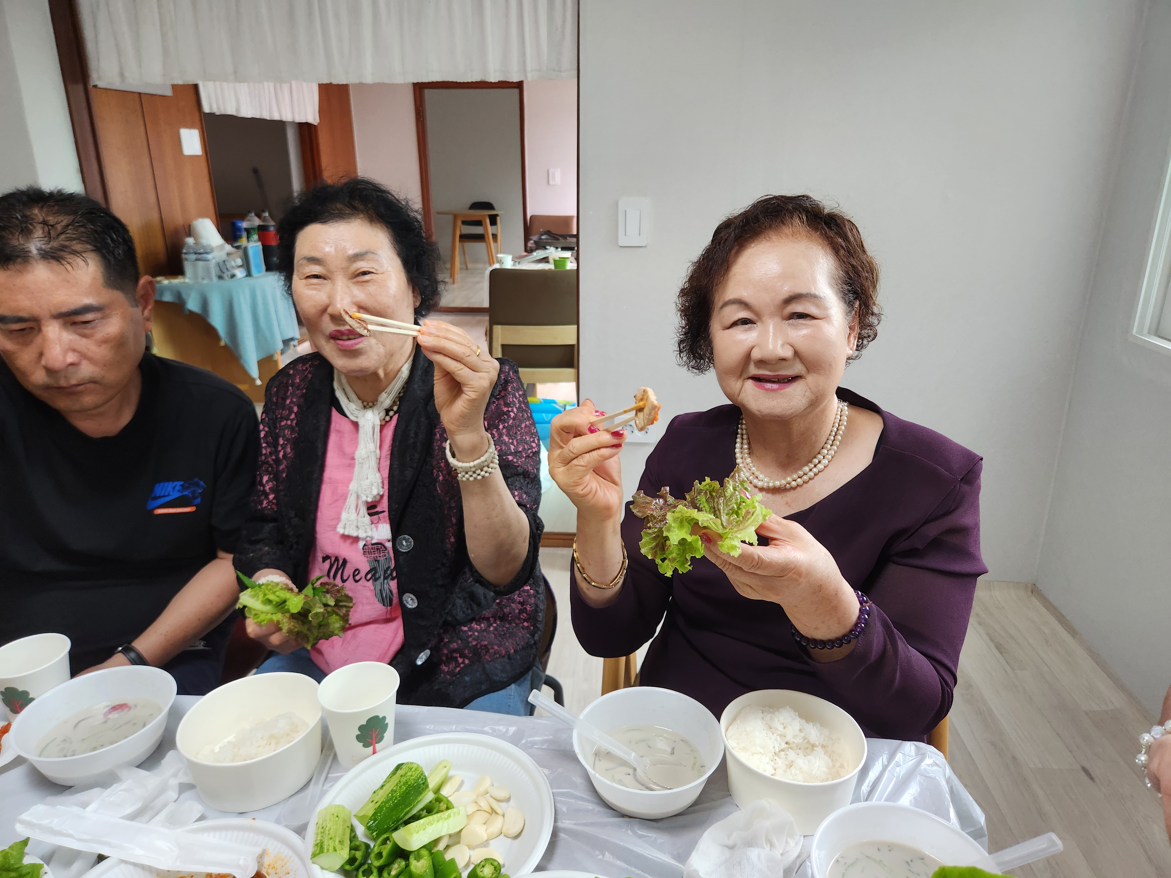 고기를 먹기 전 쌈채소를 들고 식사하는 사진입니다.
