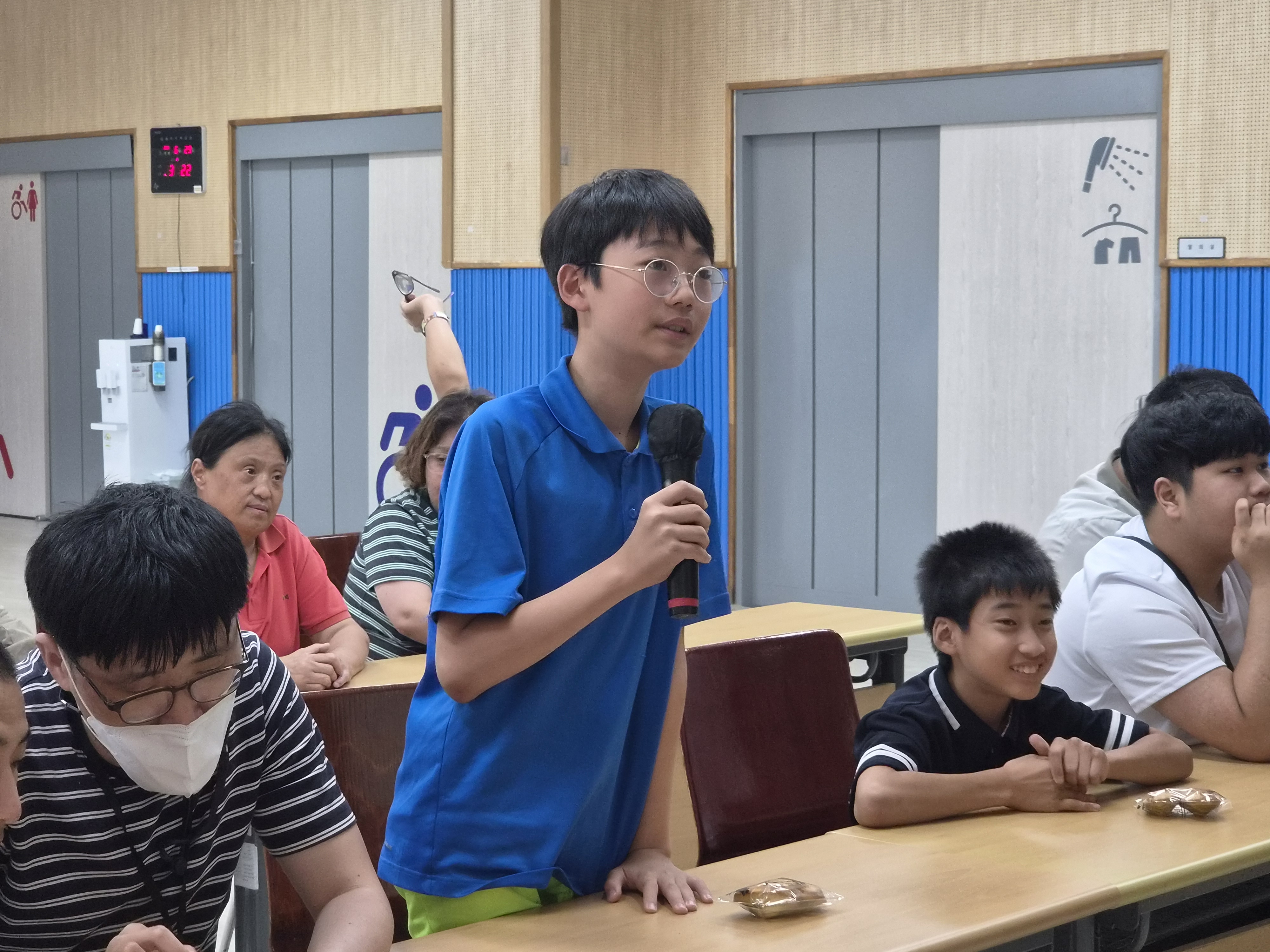 간담회 안건을 발표하는 모습입니다.