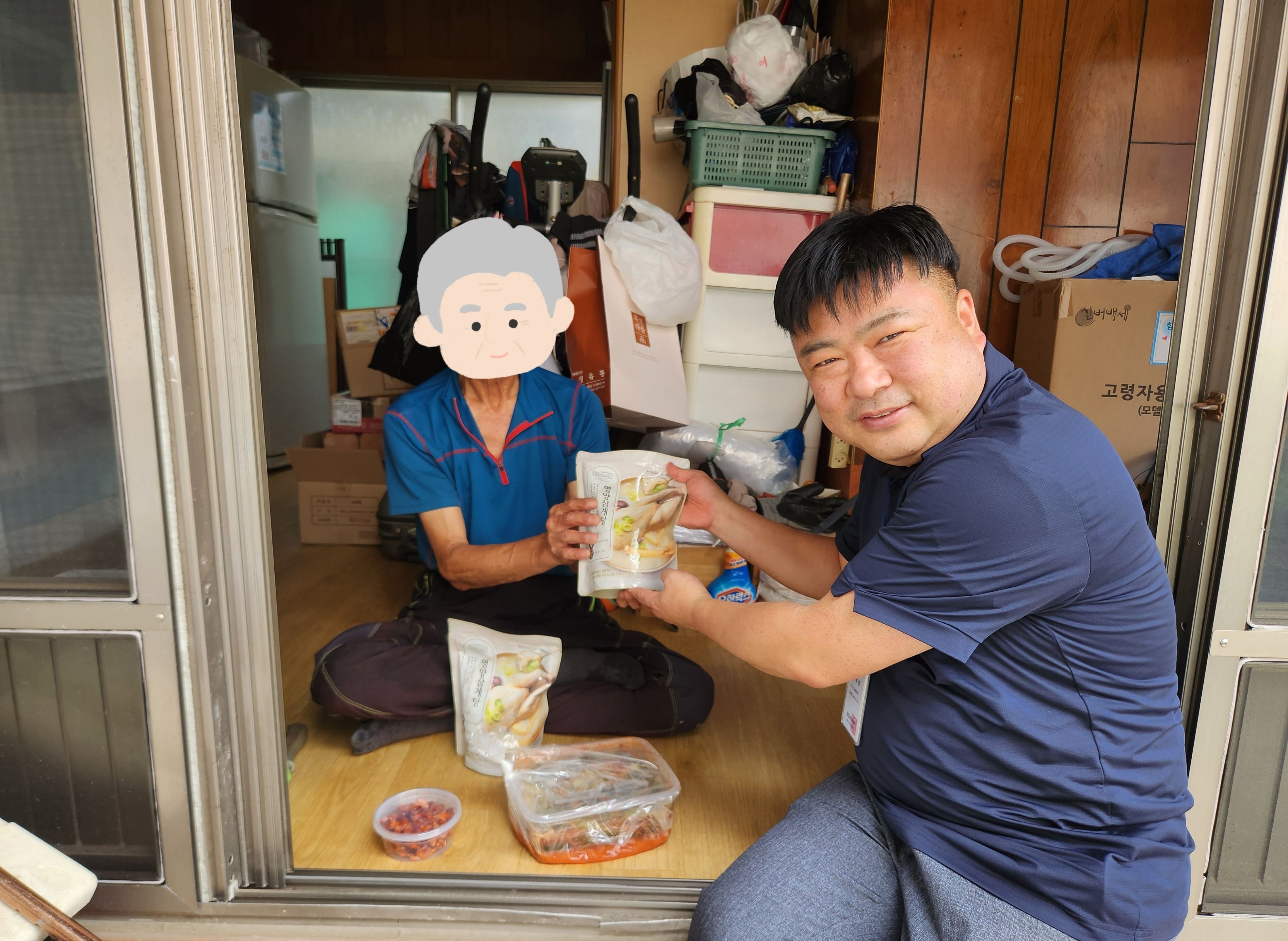 여름 시즌꾸러미(삼계탕, 반찬)를 전달하는 모습입니다.