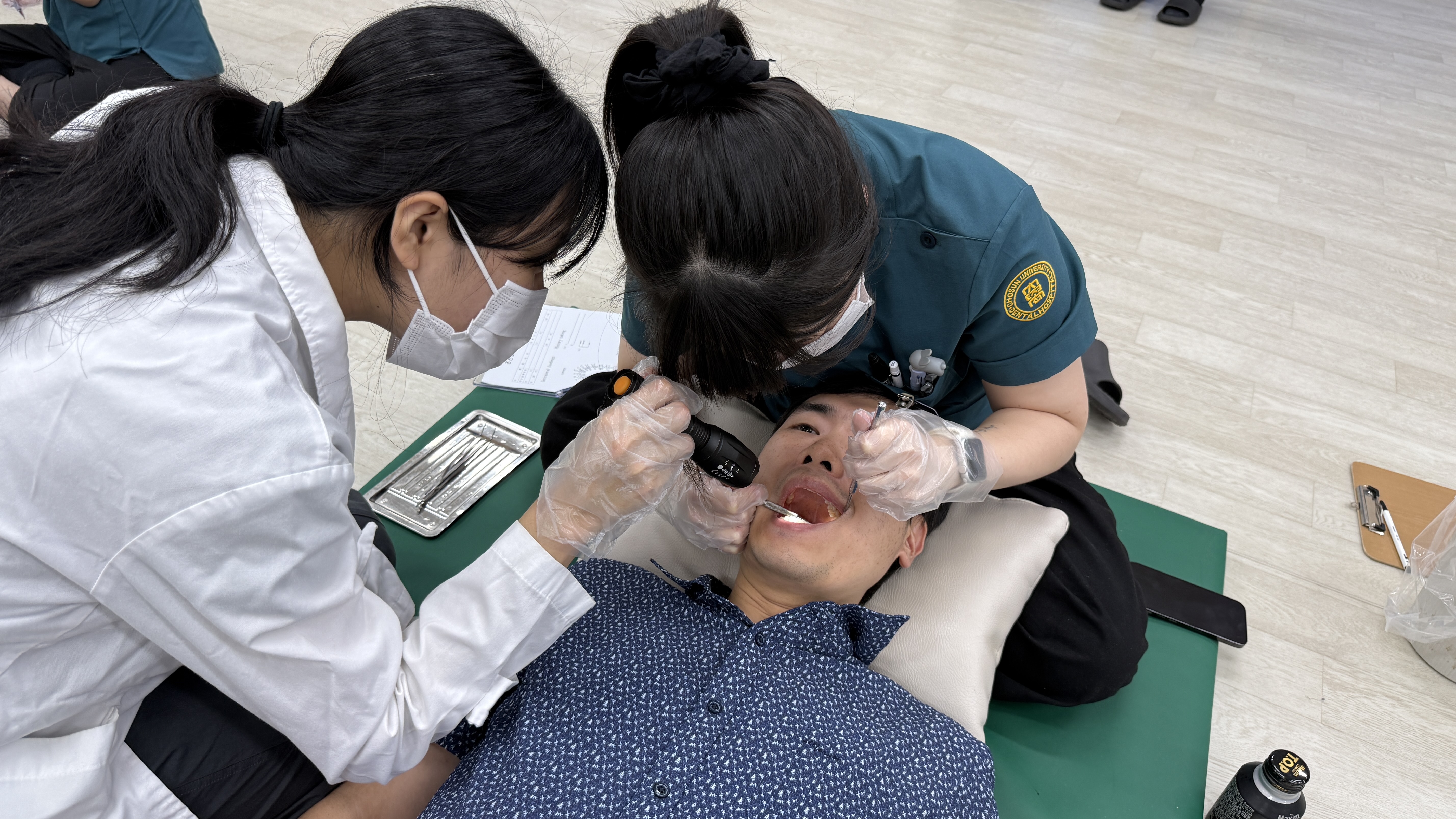 치아에 충치가 있는지 확인하는 모습입니다.