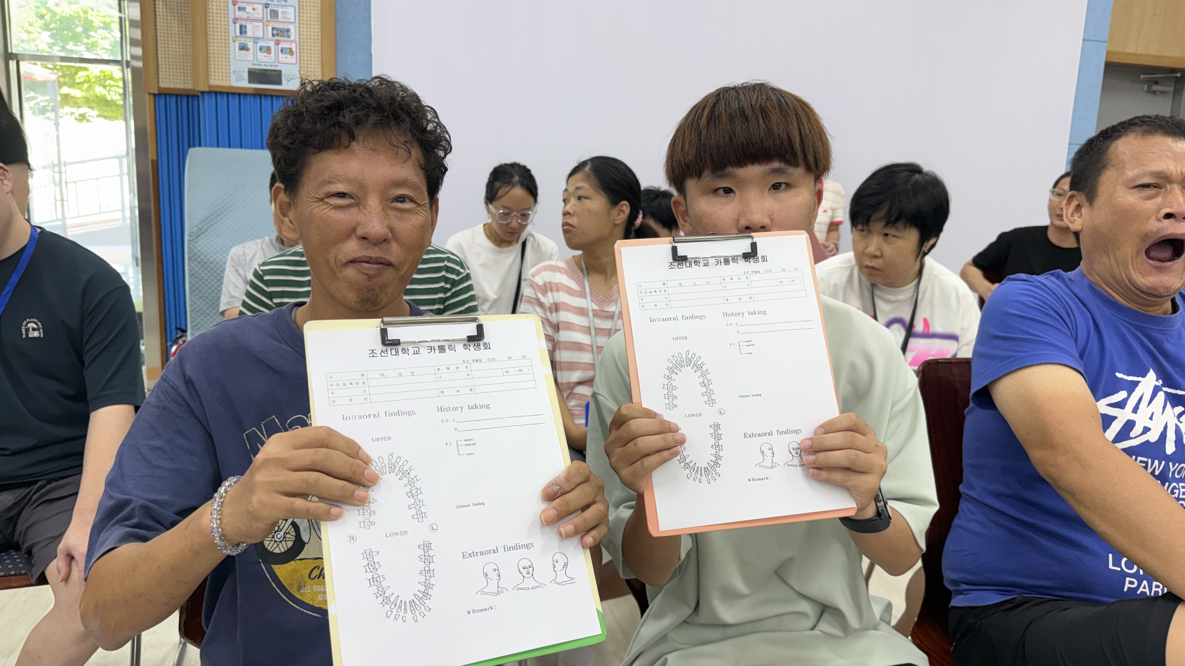 검진표를 들고 치료를 기다리는 모습입니다.